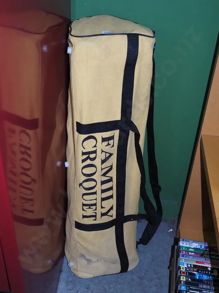 family croquet set in carry bag Image 1++