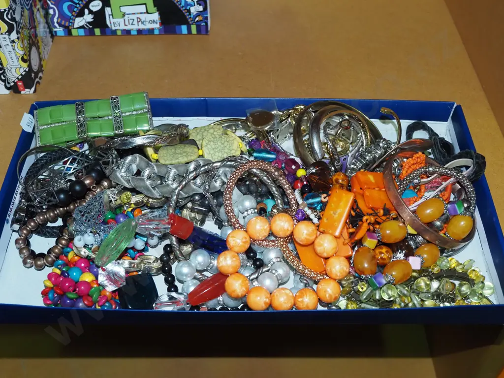 tray of costume jewellery Image 1++