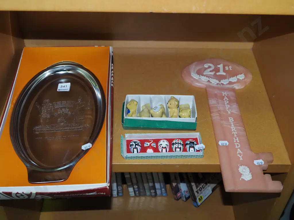 shelf; city of Dunedin tray, ceramic teddy bears etc Image 1++