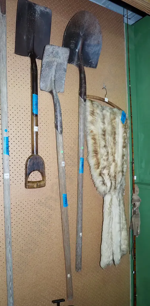 shovel, long handled garden spade Image 1++