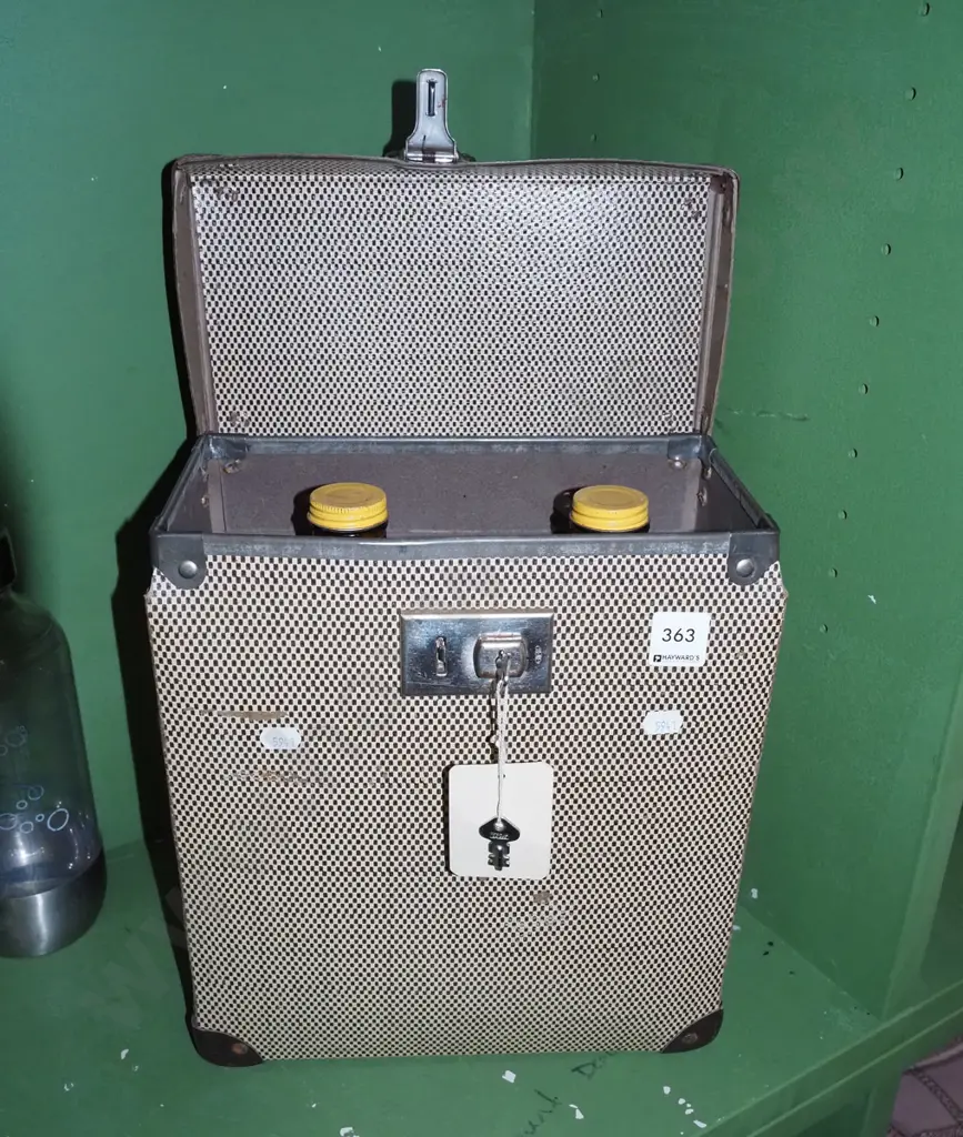 lockable flagon case, 2x amber glass flagons Image 1++