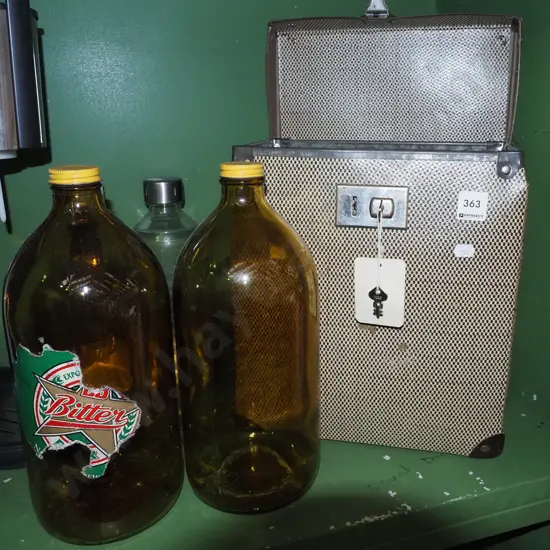 lockable flagon case, 2x amber glass flagons