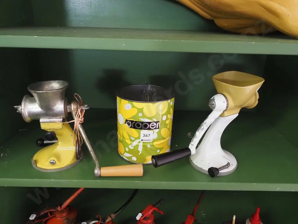 2x bench top mincers, flour sifter Image 1++