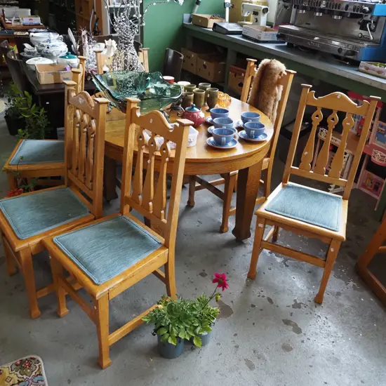 oak oval dining table with 6 matching splat back chairs - has been refinished at some time (no leaf)