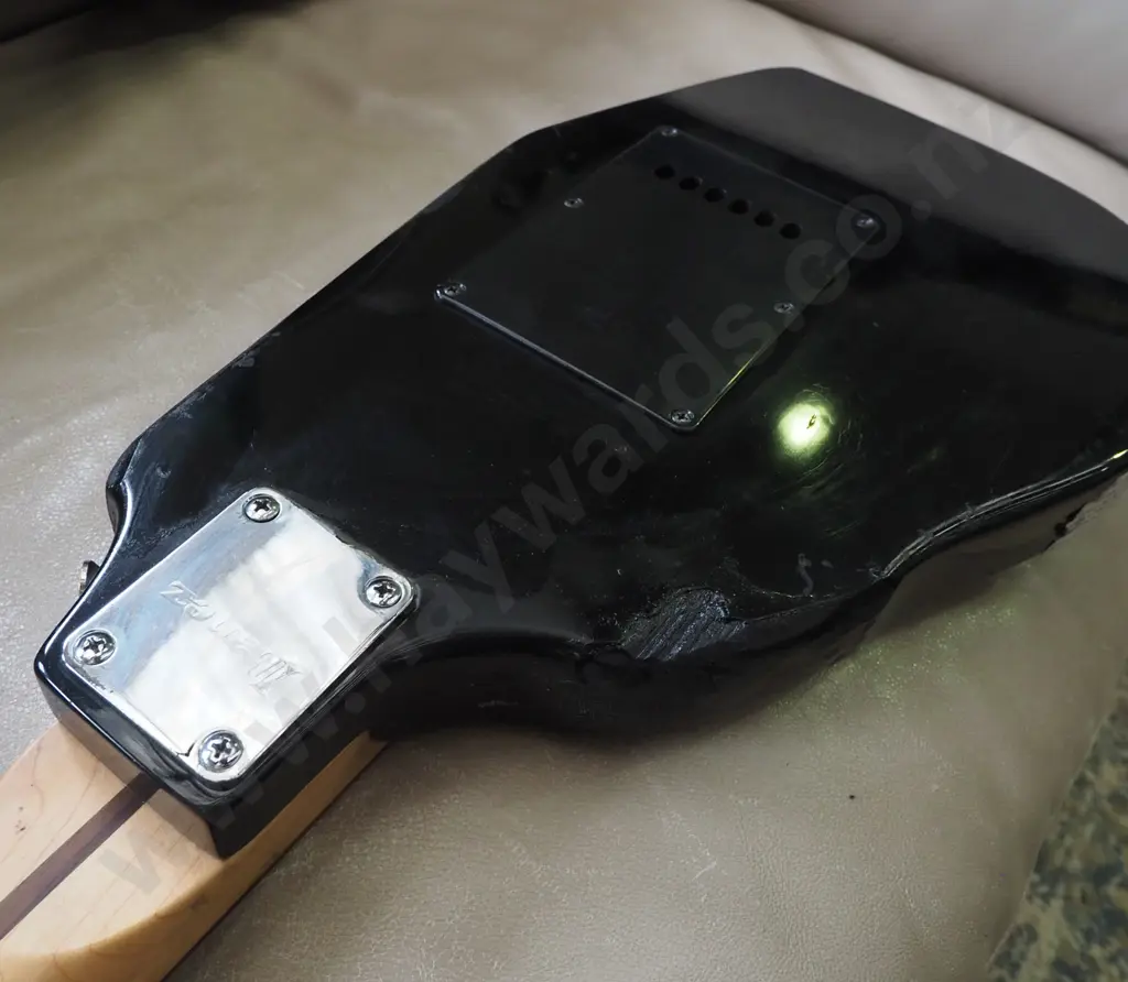 electric guitar that has been cut down, carry bag Image 1++