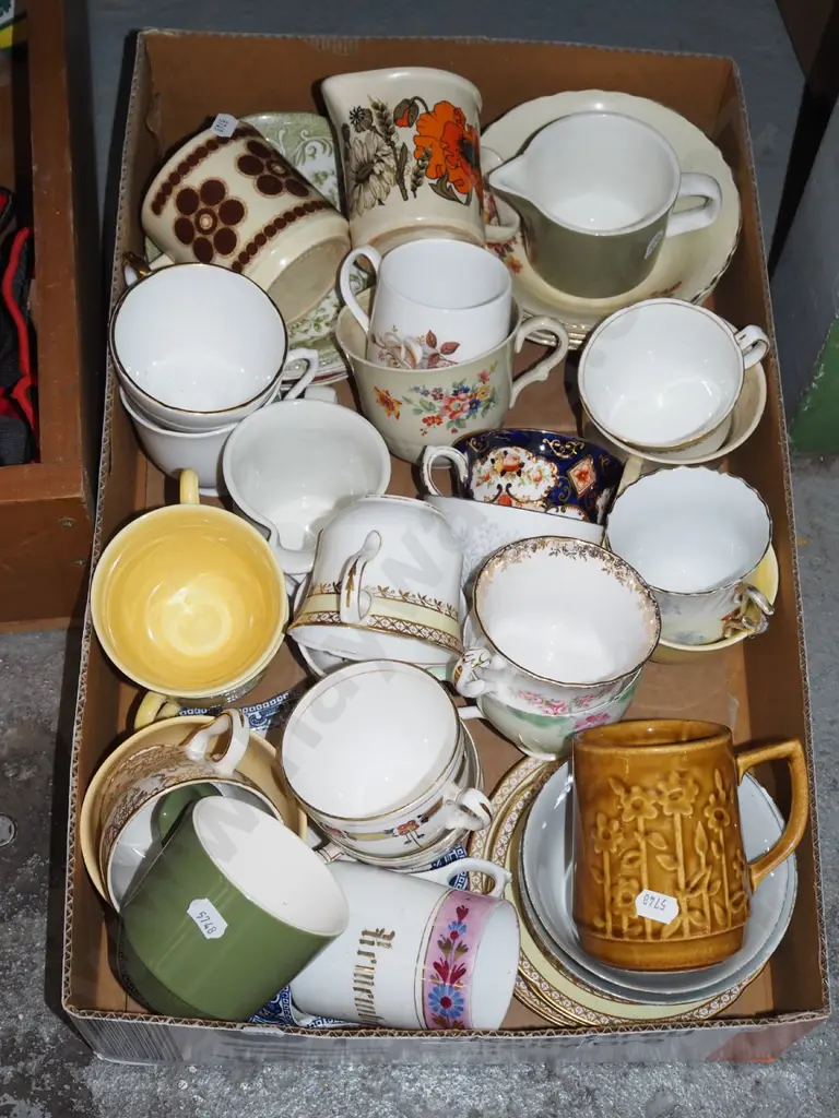 box; cups, saucers, bowls Image 1++
