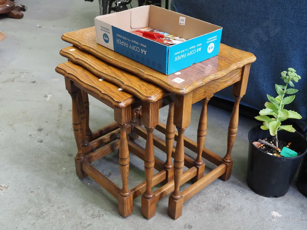 nest of 3 oak tables Image 1++