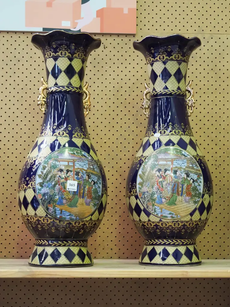 matching pair of cobalt and gold Asian vases H605 Image 1++