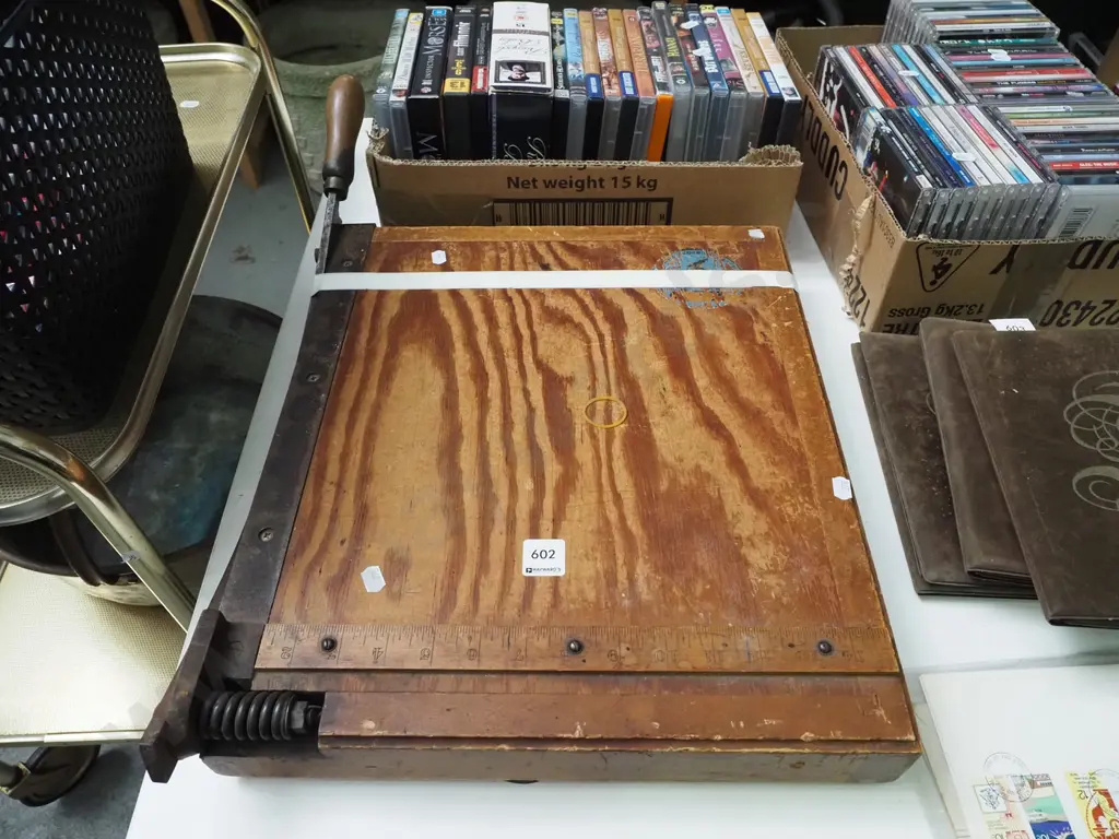 wooden guillotine Image 1++