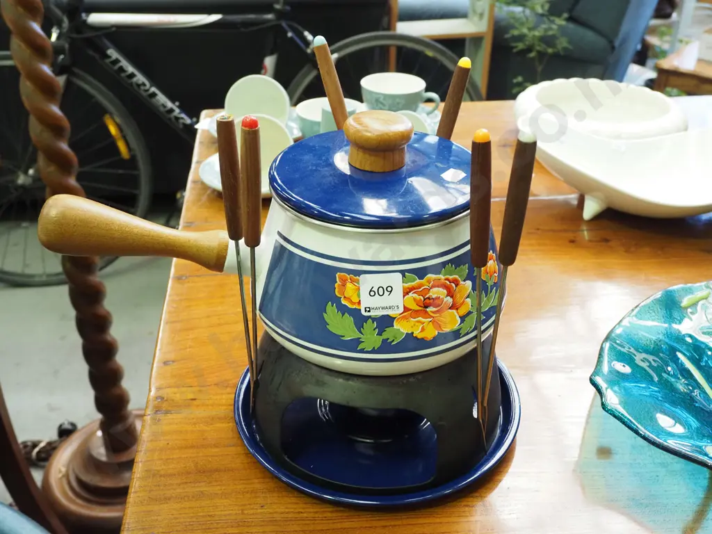 enamel fondue pot Image 1++