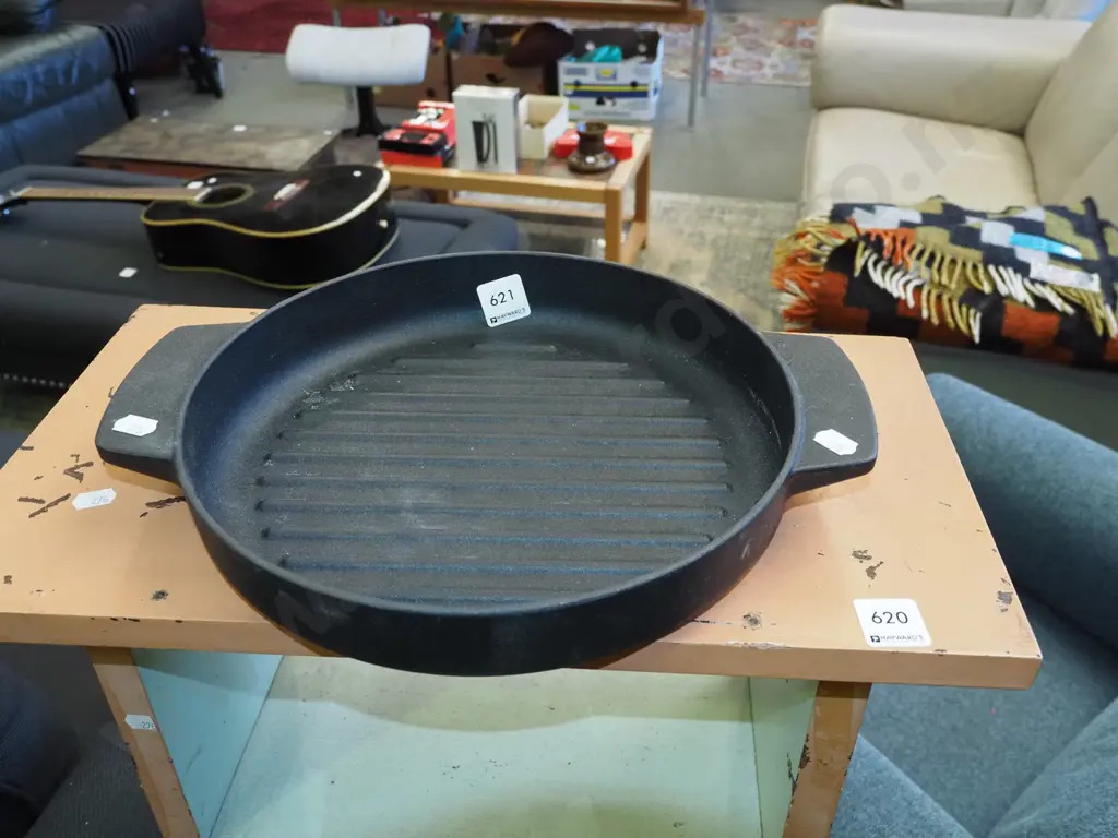 cast iron skillet/frying pan Image 1++