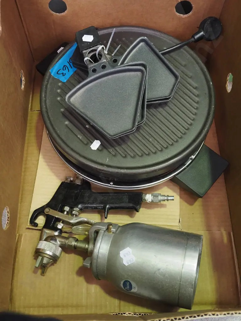 box; paint sprayer, electric heat pad Image 1++