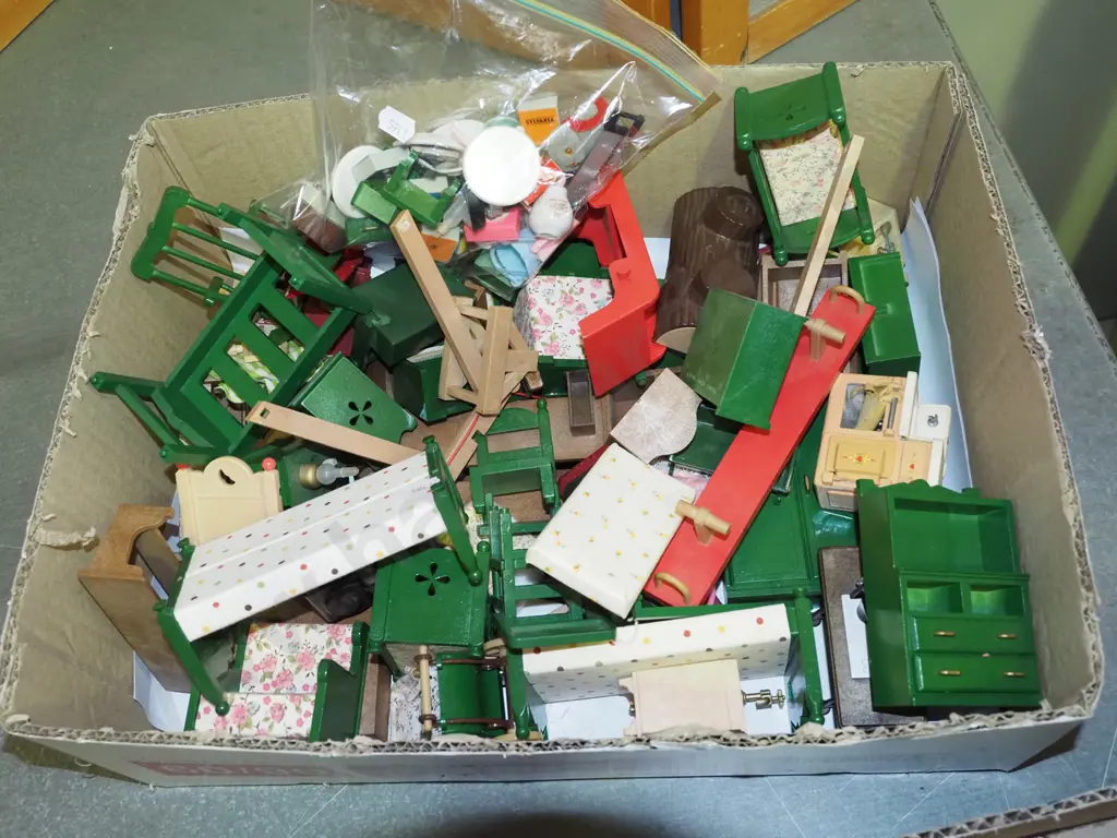 box; dollshouse furniture etc Image 1++