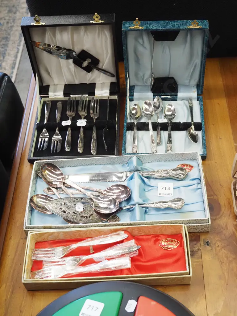 jewellery case and costume jewellery - green dots Image 1++