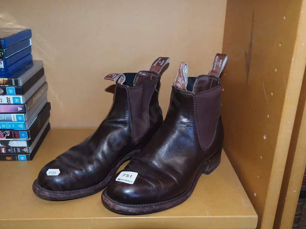 pair of leather RW Williams size 6 womens boots Image 1++