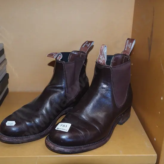 pair of leather RW Williams size 6 womens boots
