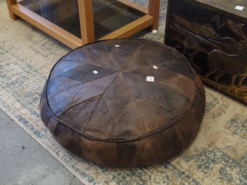 leather pouffe Image 1++