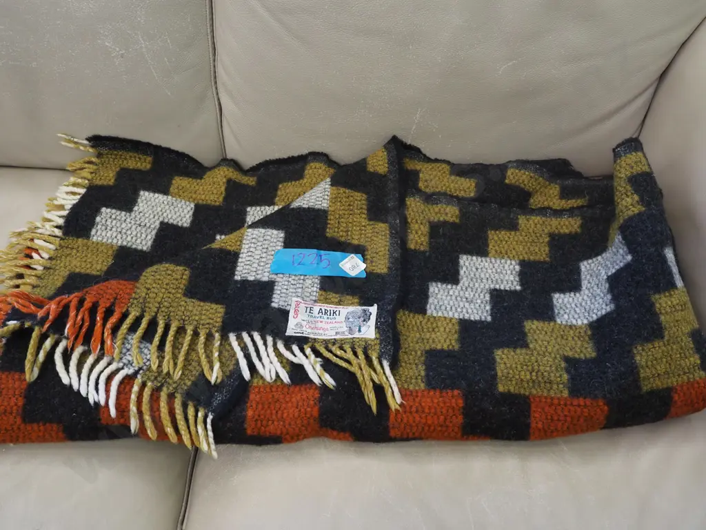 Te Ariki woollen travel rug Image 1++