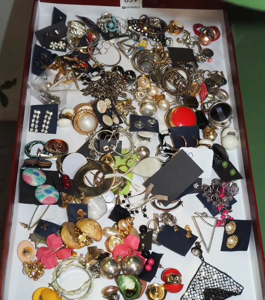 tray of costume jewellery Image 1++