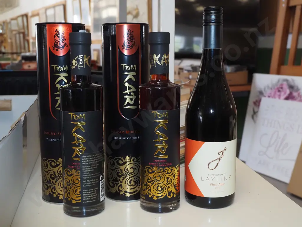 bottle of pinot noir, 2x bottles of Ton Kari Image 1++