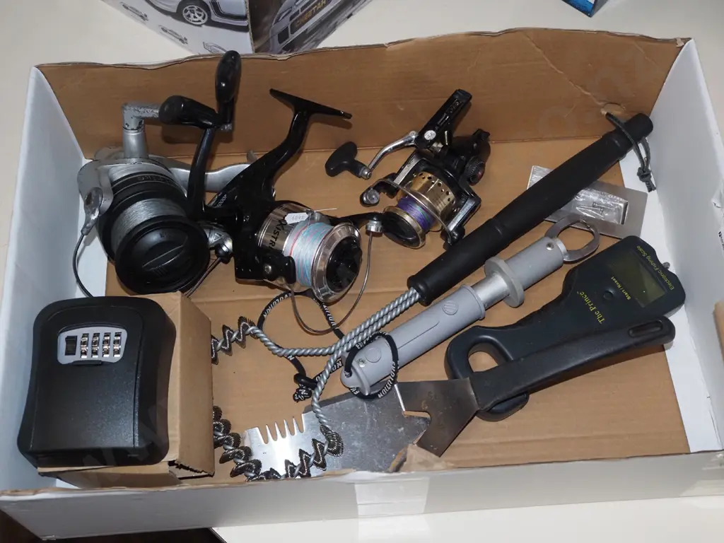box; spinning reels, bbq tools, scales etc Image 1++