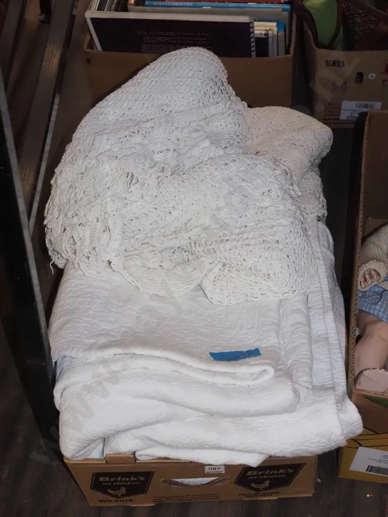 box; bedspreads, throws  Image 1++