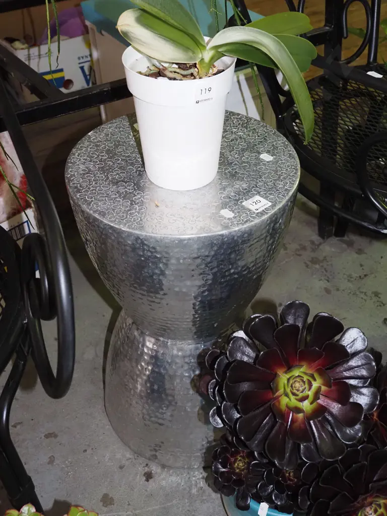 beaten metal stool/jardiniere stand H500 Image 1++