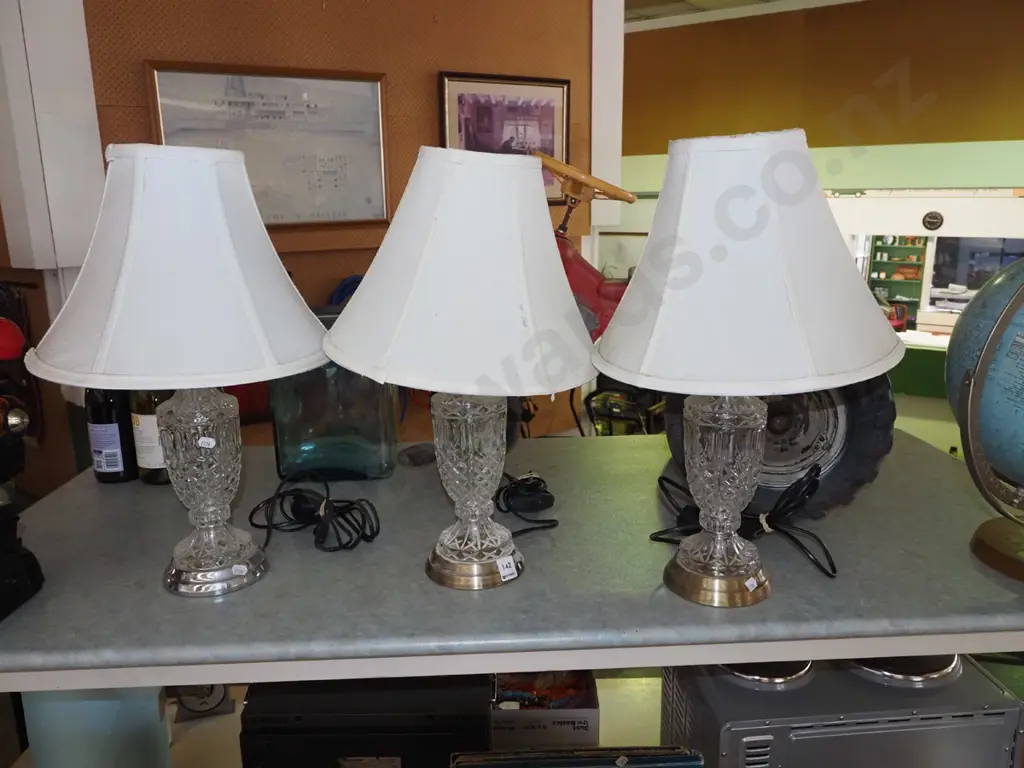 3x glass based table lamps H460 - shades need a dust/clean Image 1++