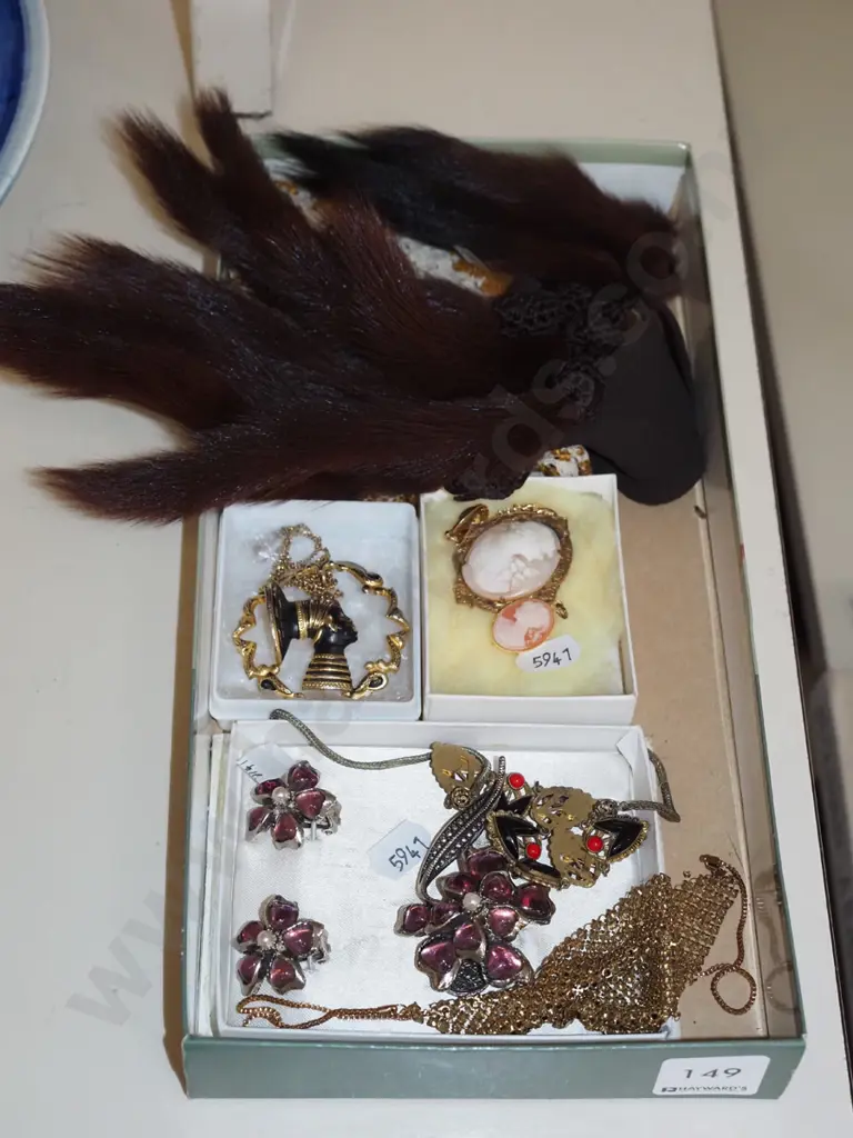 box; animal tails etc Image 1++