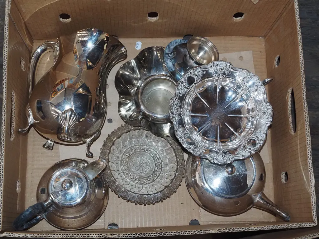 box of plated ware Image 1++