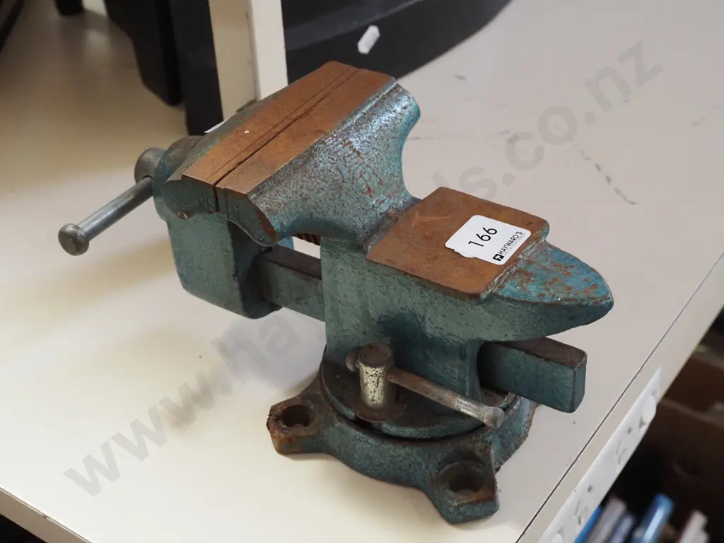 small hobby vice Image 1++