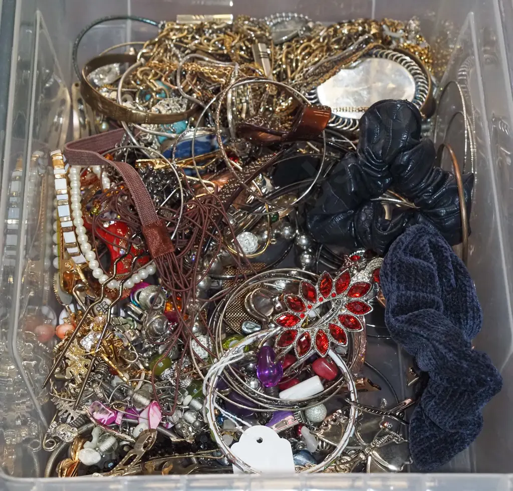 tray of costume jewellery Image 1++