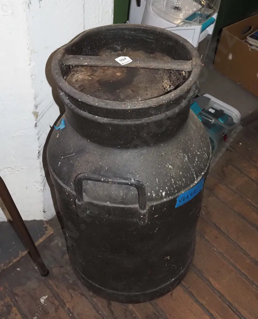 rusty painted milk can Image 1++