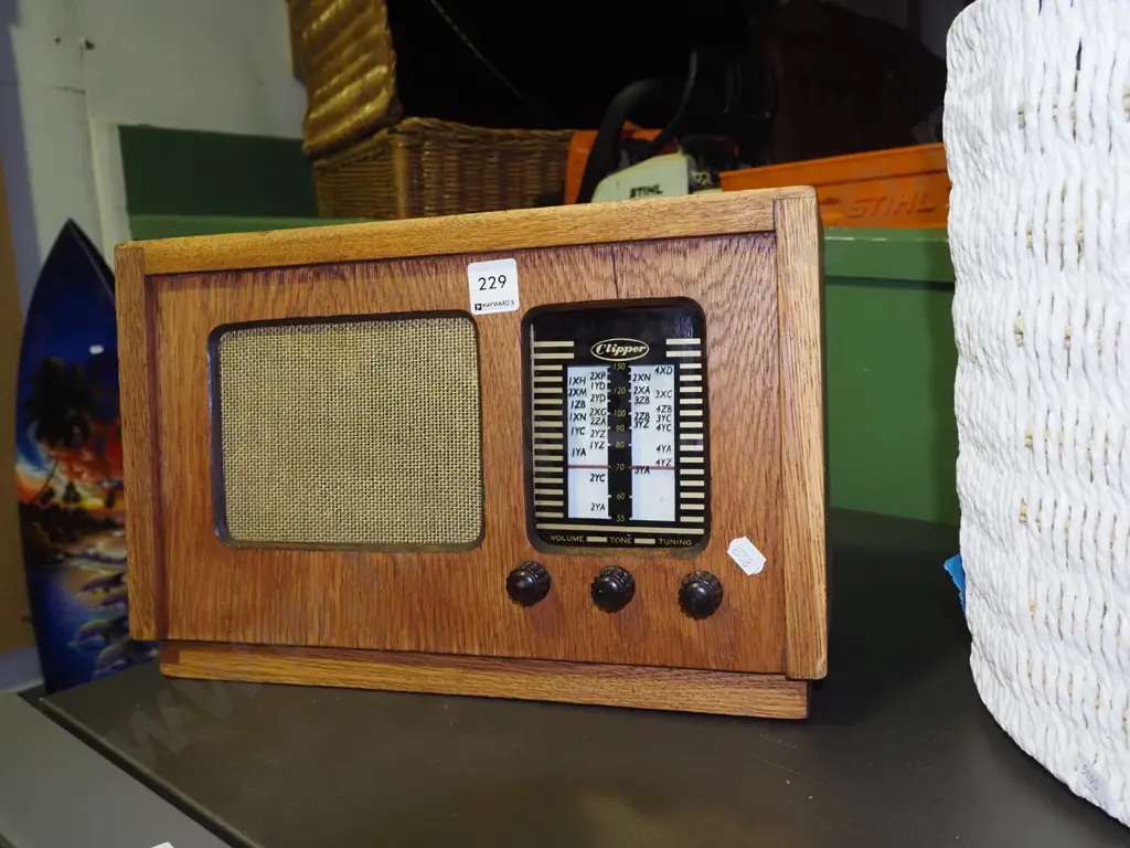 oak cased Clipper mantle radio Image 1++