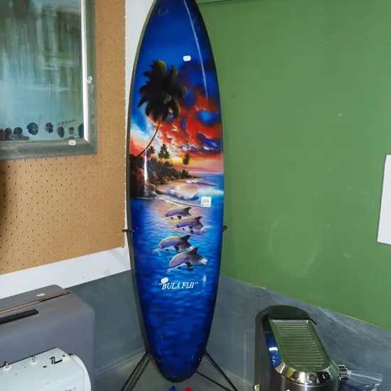 Fiji souvenir surfboard on stand H1000