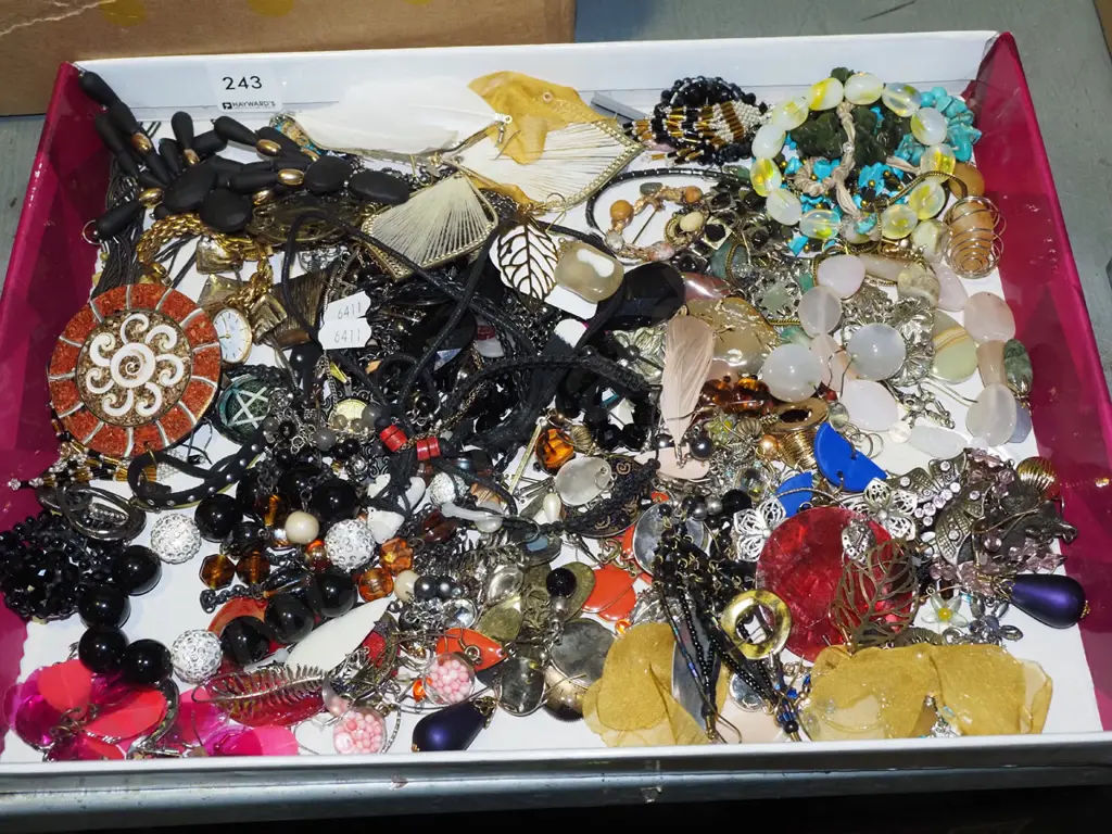 tray of costume jewellery Image 1++
