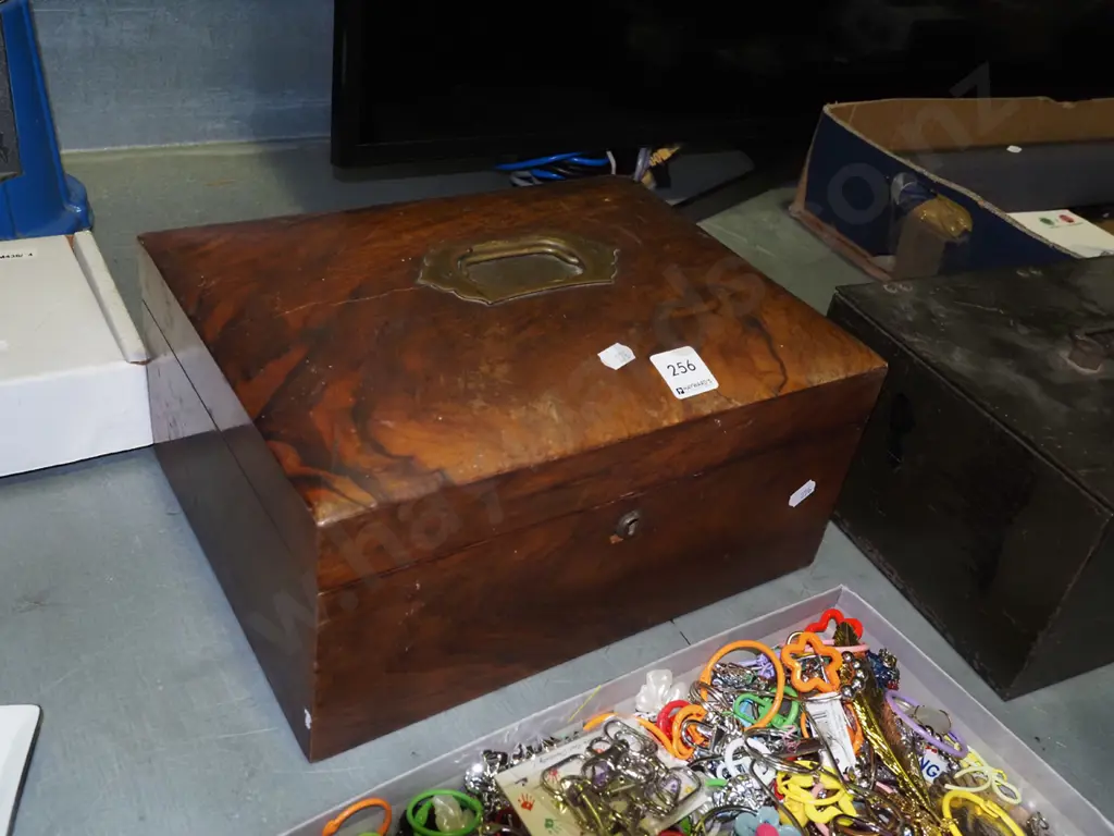 restorer's vintage sewing box and threads Image 1++