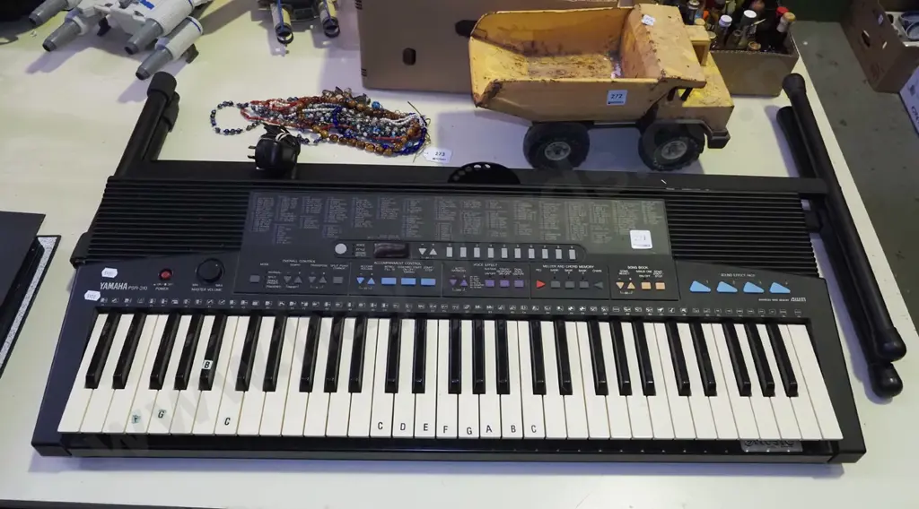 Yamaha keyboard and stand Image 1++