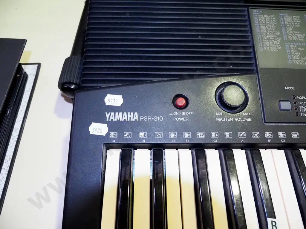 Yamaha keyboard and stand Image 1++