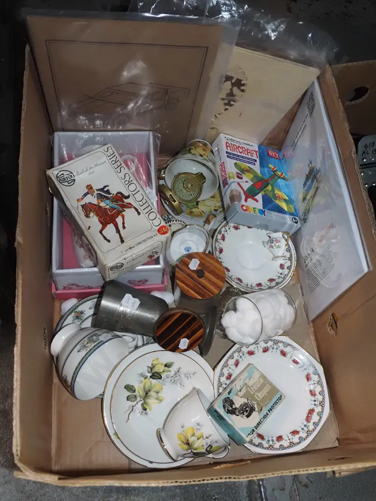 box; cups, plates, canisters etc Image 1++