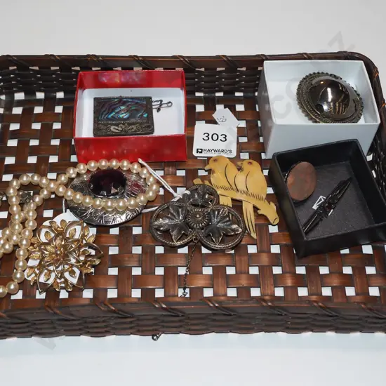 tray of various brooches & a necklace