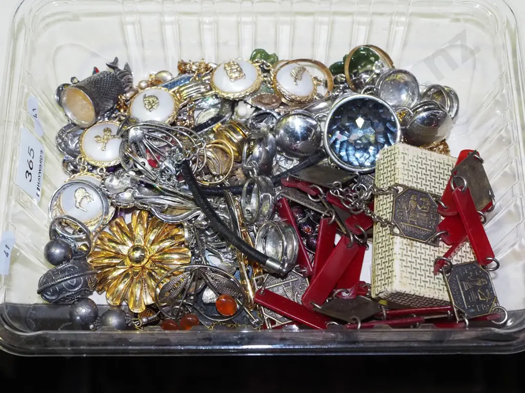 tray of costume jewellery Image 1++