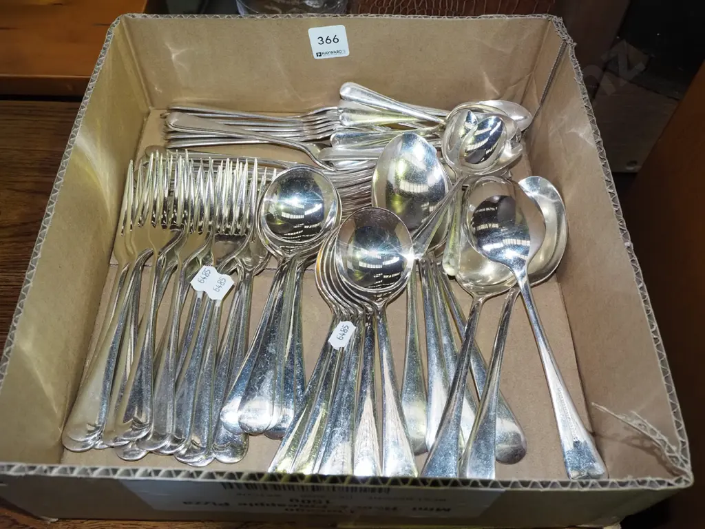box of cutlery Image 1++
