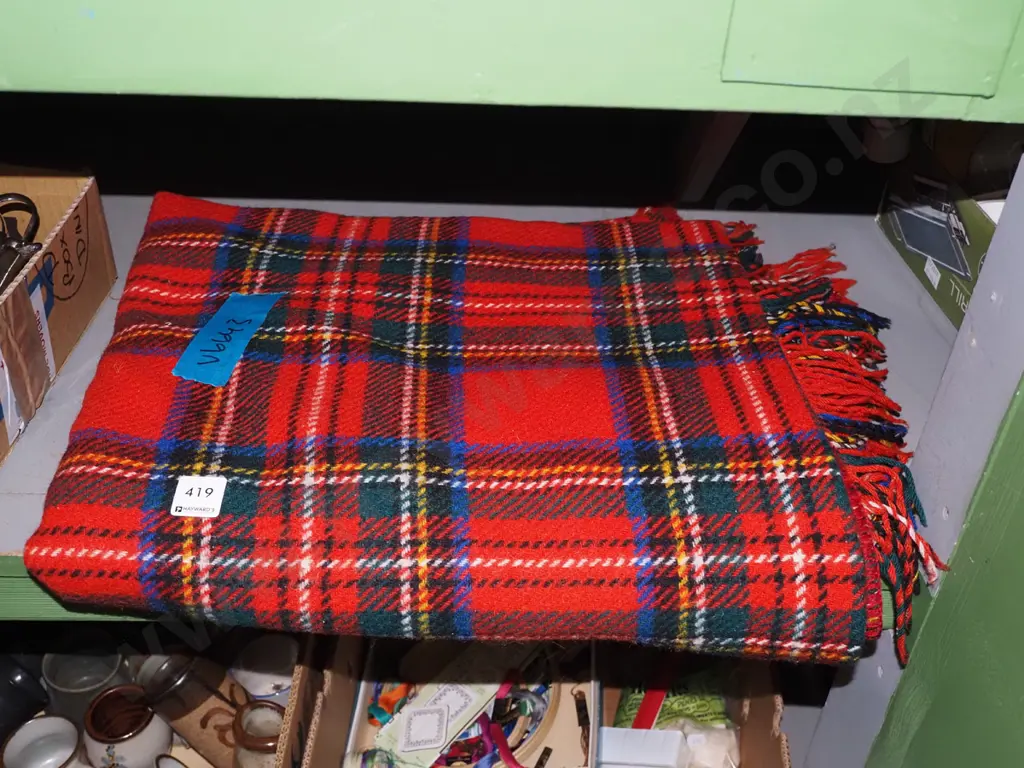 checked travel rug Image 1++