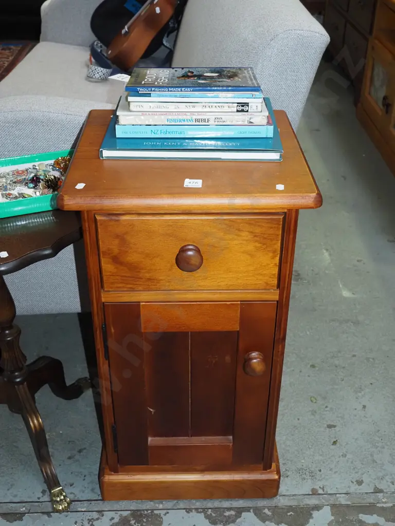 solid pine 1 door 1 drawer bedside cabinet Image 1++