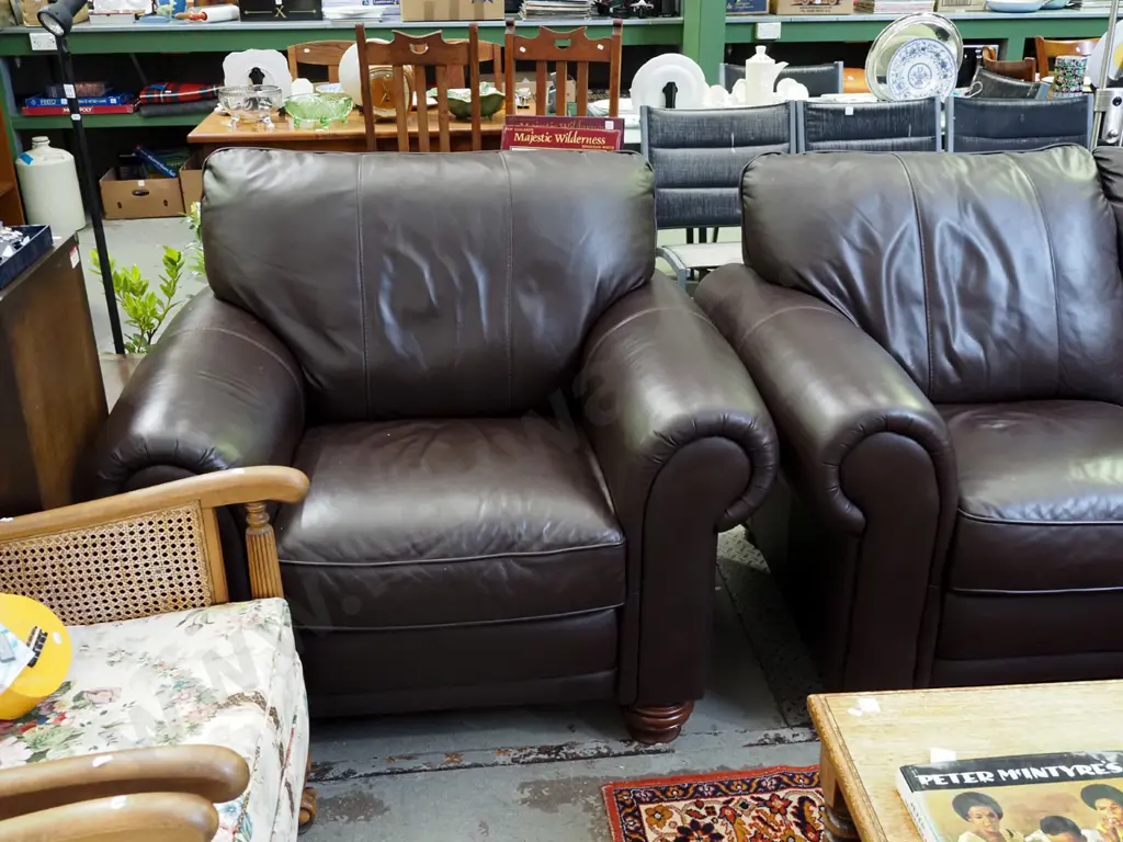 Leatherworld brown leather rolled arm 2 piece lounge suite - 3 seater, single armchair - very good condition Image 1++