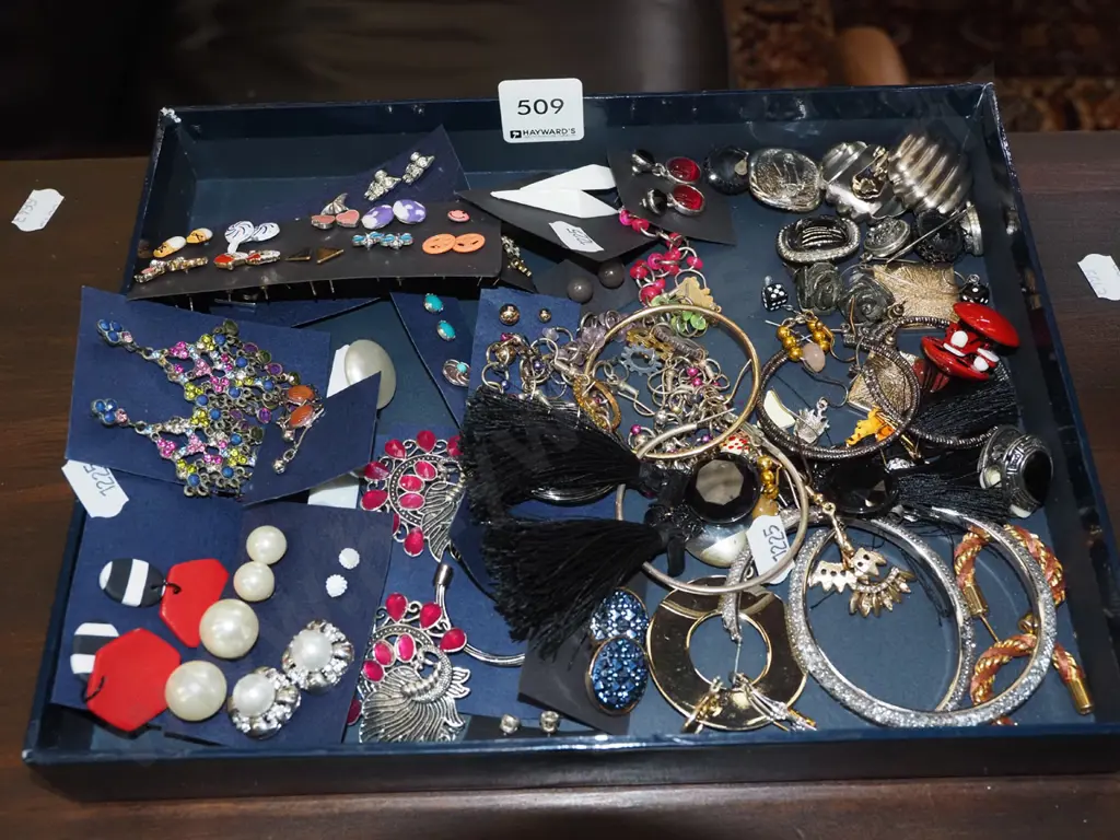 tray of costume jewellery Image 1++