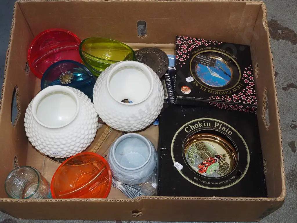 box; Chokin plates, light fittigs, plastic bowls etc Image 1++