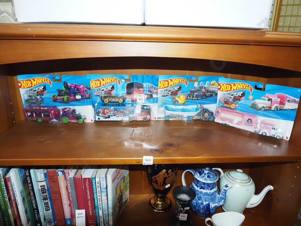 4x carded HotWheels novelty trucks and trailers Image 1++