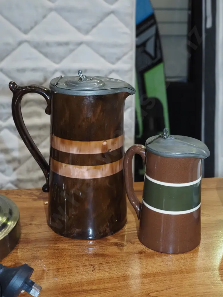 pair of lidded pewter jugs - 1 has damage to lid Image 1++